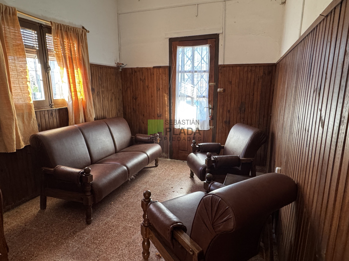 Casa ID.992 - Casa 2 dormitorios, frente a 2 calles.