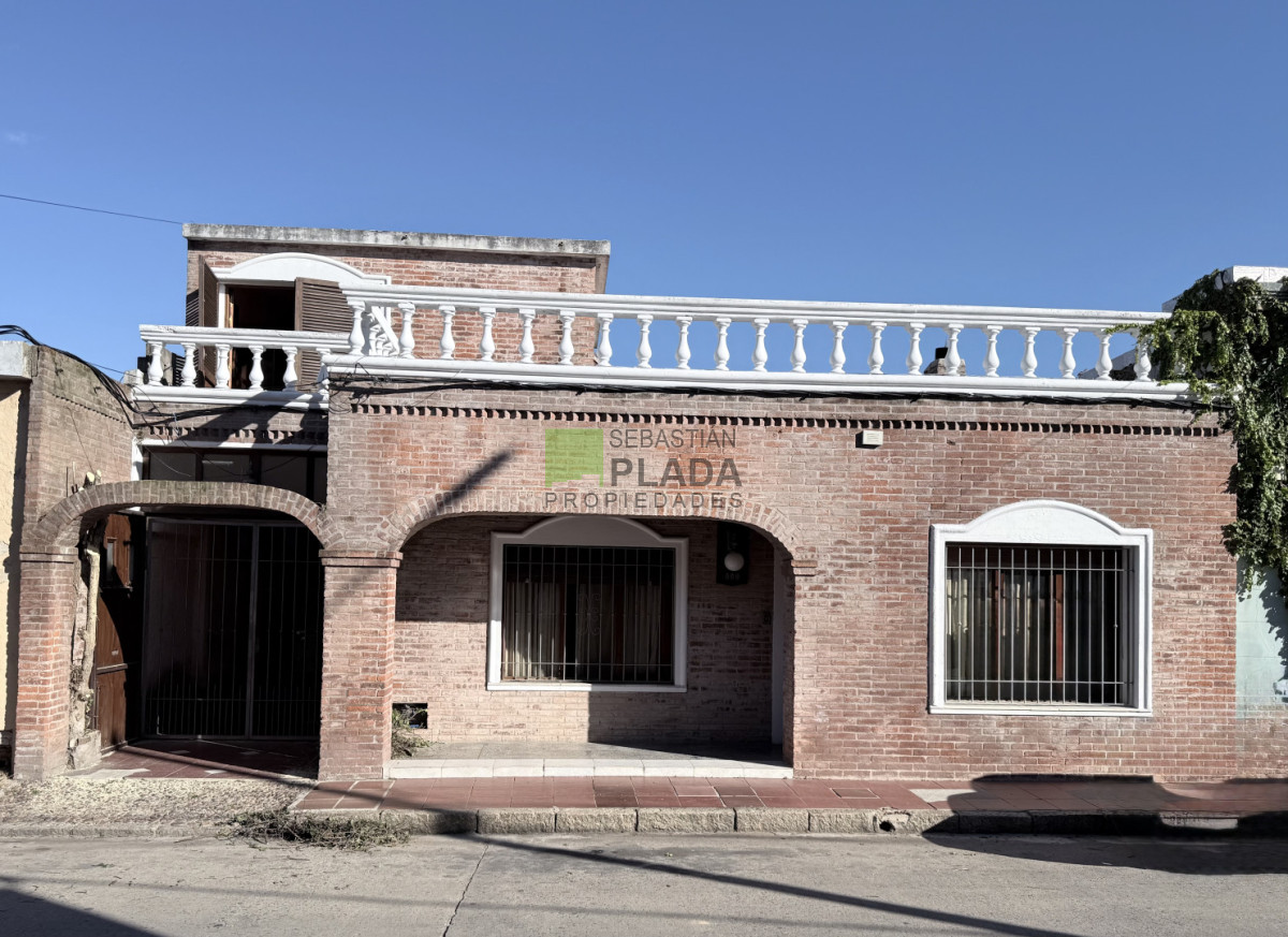 Casa ID.1077 - Casa céntrica con garage y patio.