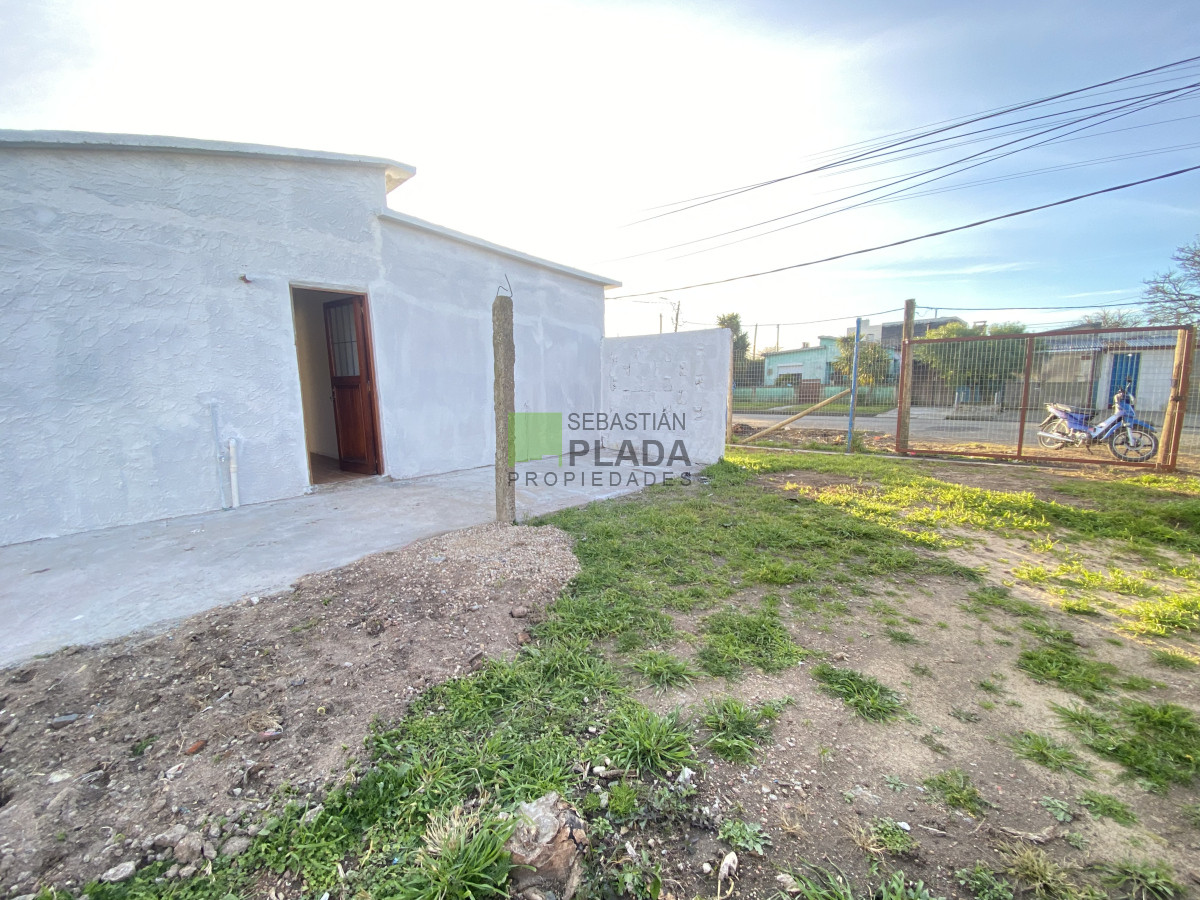 Casa ID.996 - Casa de 2 Dormitorios, Patio con entrada para Auto, en Alquiler en San Carlos