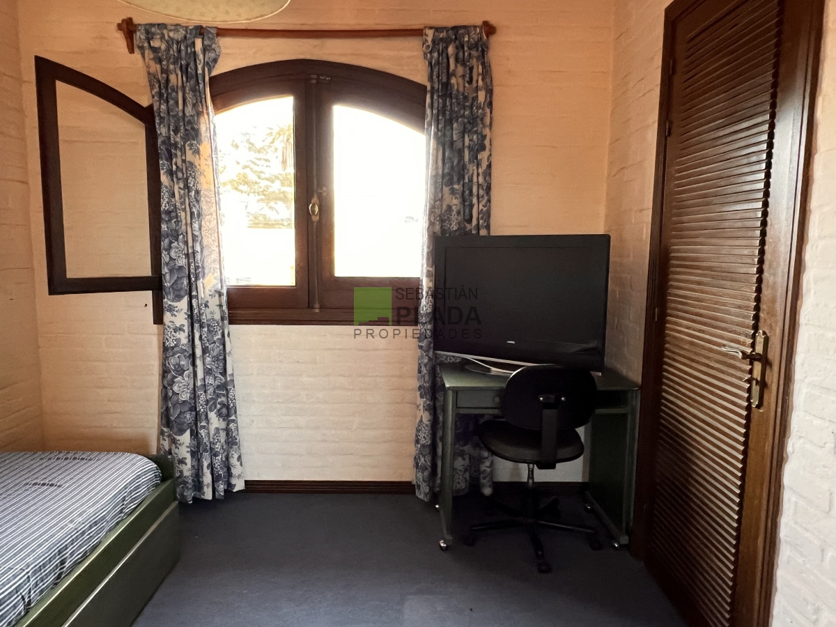 Casa ID.810 - En Venta, Muy buena casa 4 dormitorios y servicio.