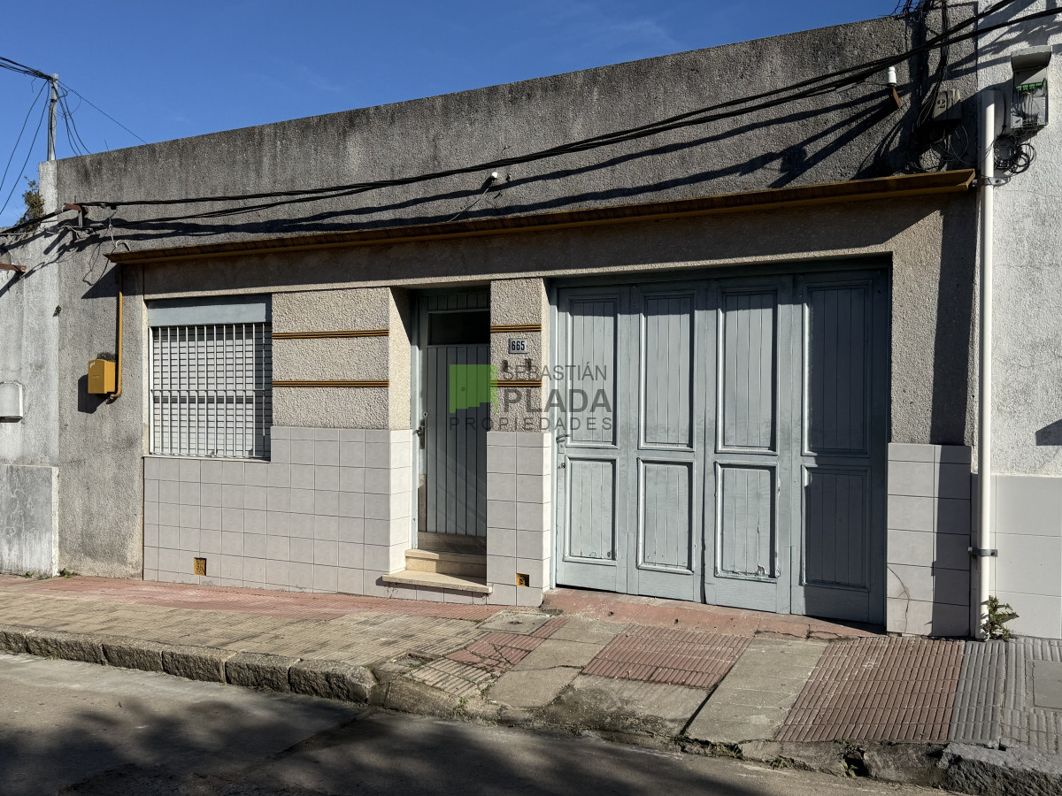 Casa ID.995 - Caa con Garage a dos cuadras de Plaza Artigas