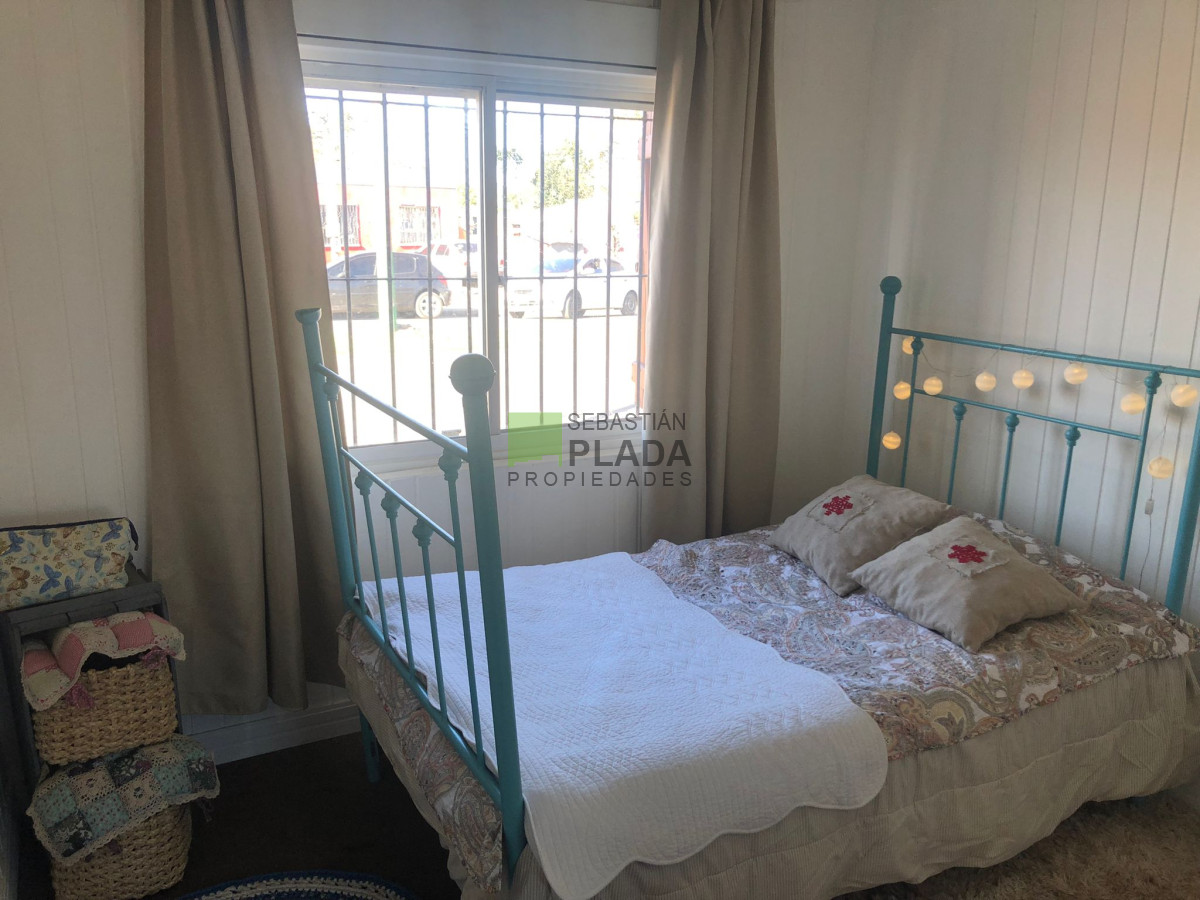Casa ID.210 - Casa sobre avenida, 2 dormitorios, cochera tres vehículos, amplia, patio arbolado con depósito y parrillero