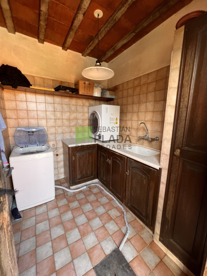 Casa ID.810 - En Venta, Muy buena casa 4 dormitorios y servicio.