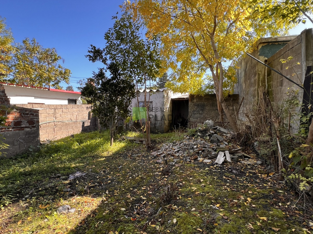 Casa ID.733 - Esquina a Reciclar en Venta en San Carlos