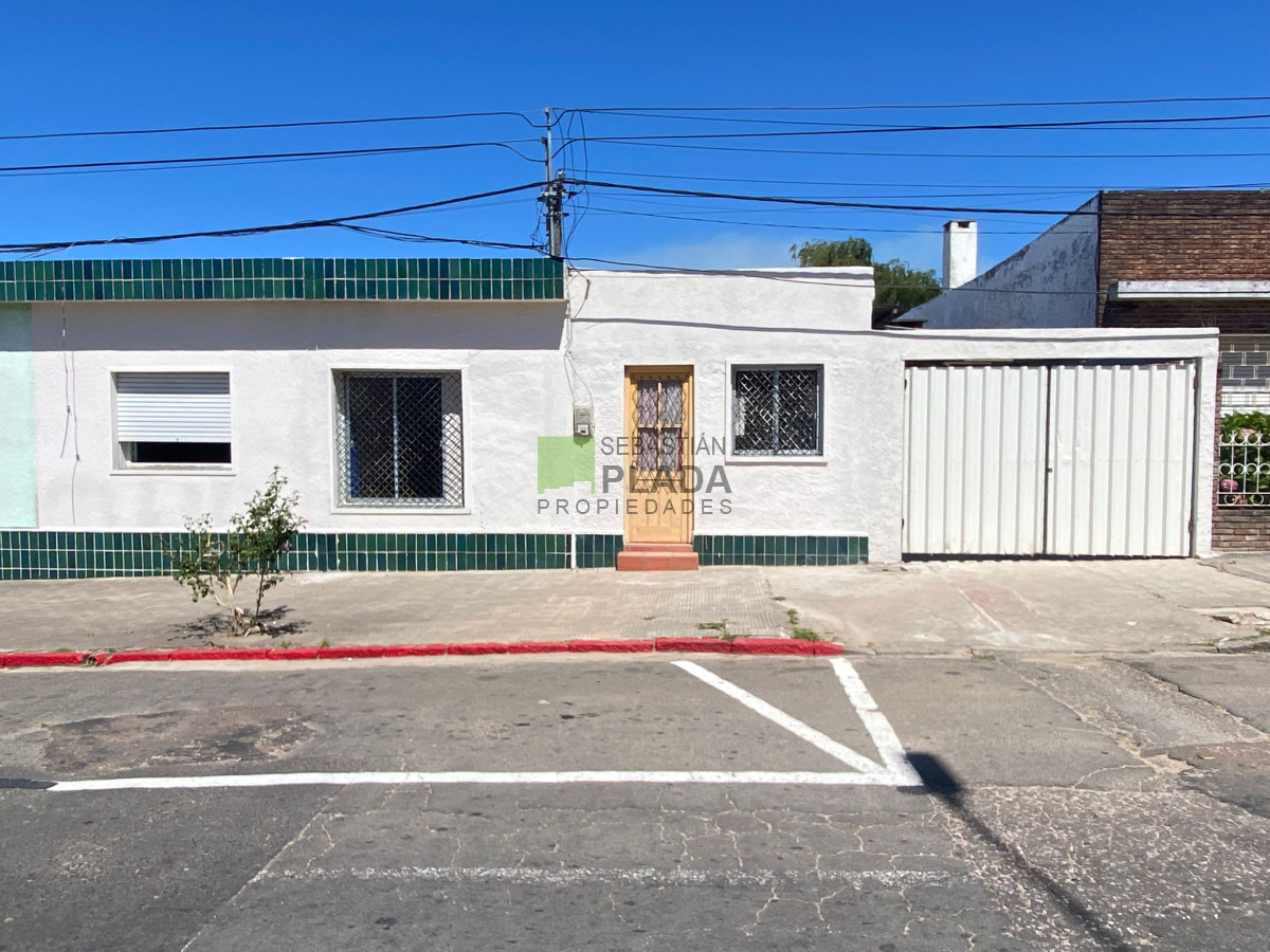 Casa ID.940 - Casa Céntrica de 2 Dormitorios y cochera en Alquiler en San Carlos