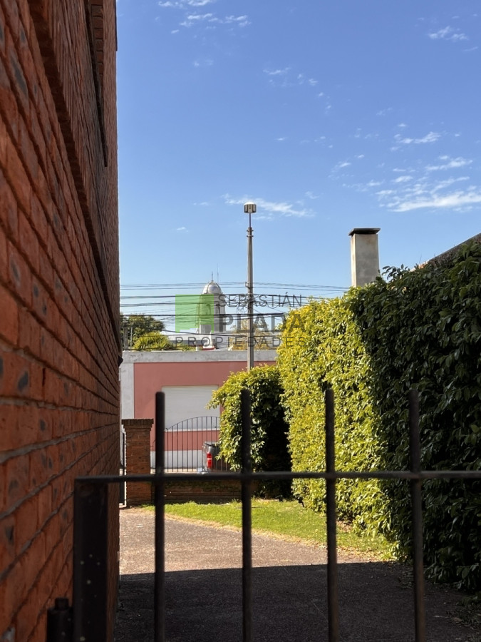 Casa ID.810 - En Venta, Muy buena casa 4 dormitorios y servicio.