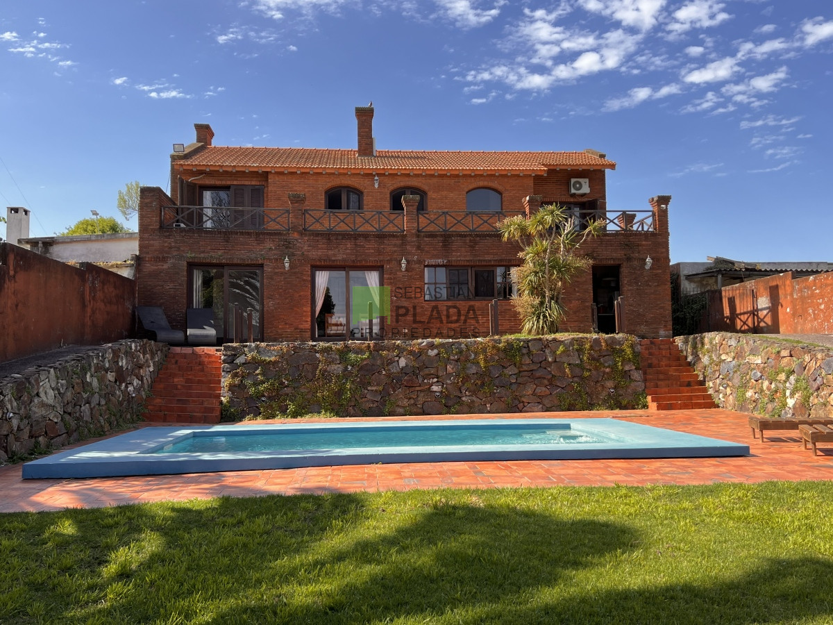 Casa ID.810 - En Venta, Muy buena casa 4 dormitorios y servicio.