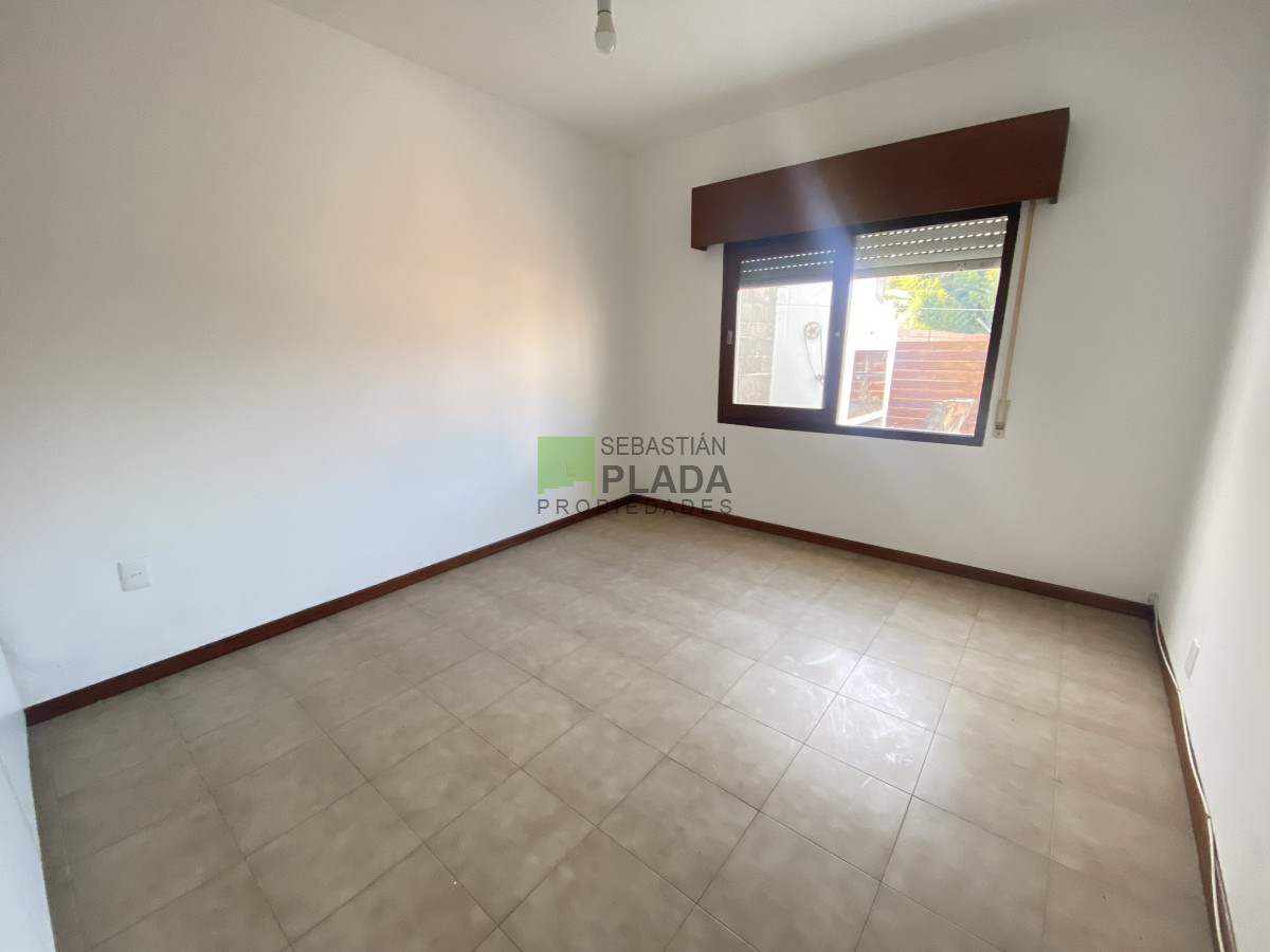 Casa ID.1001 - Casa de 1 Dormitorio con Patio y Entrada para Auto en Alquiler en San Carlos