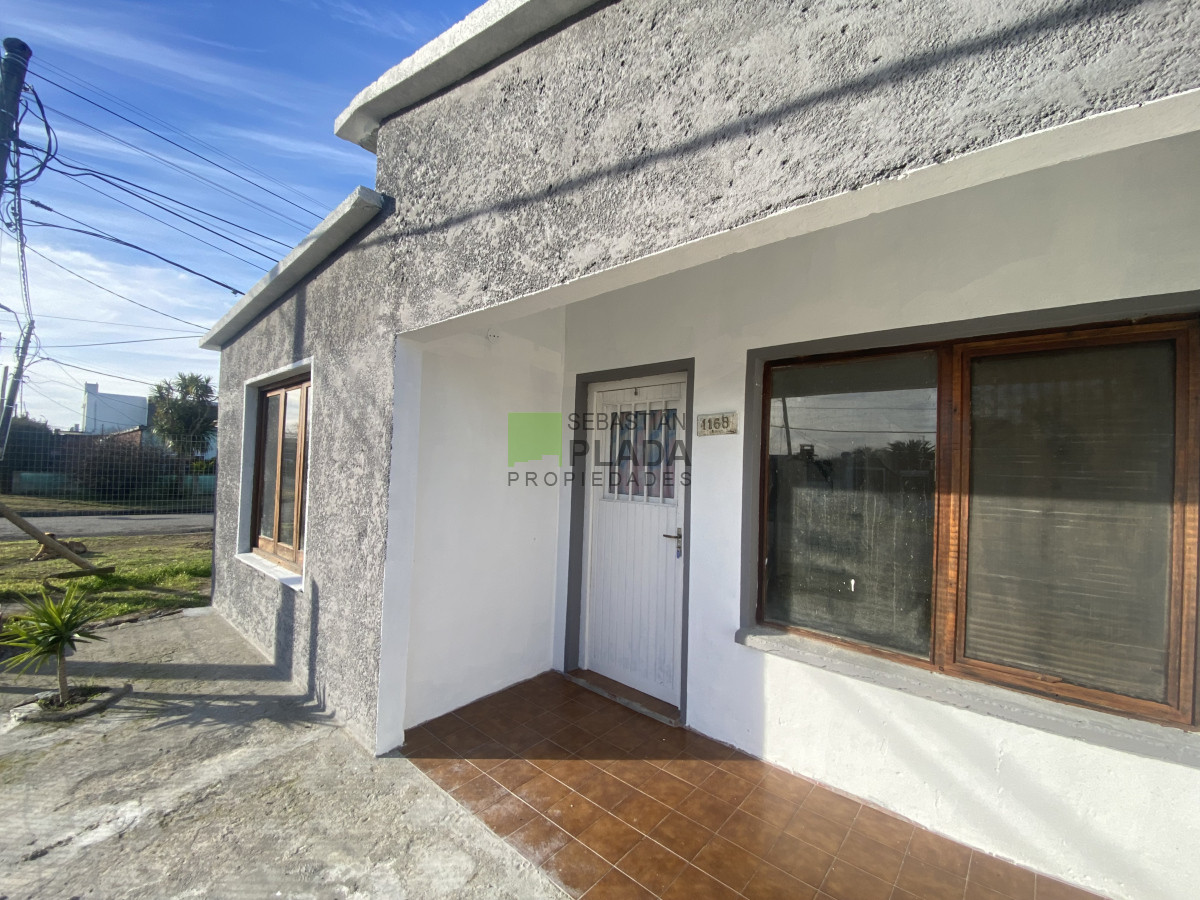 Casa ID.996 - Casa de 2 Dormitorios, Patio con entrada para Auto, en Alquiler en San Carlos