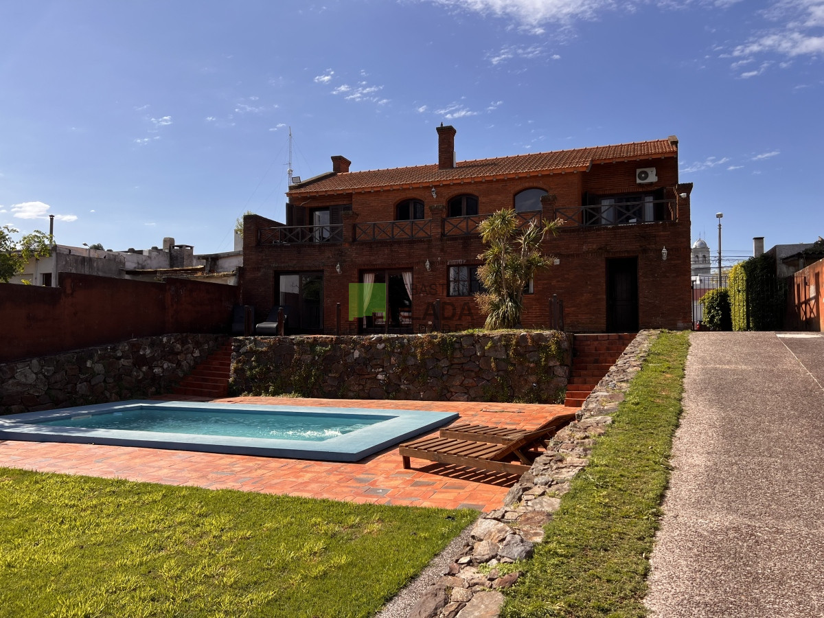Casa ID.810 - En Venta, Muy buena casa 4 dormitorios y servicio.