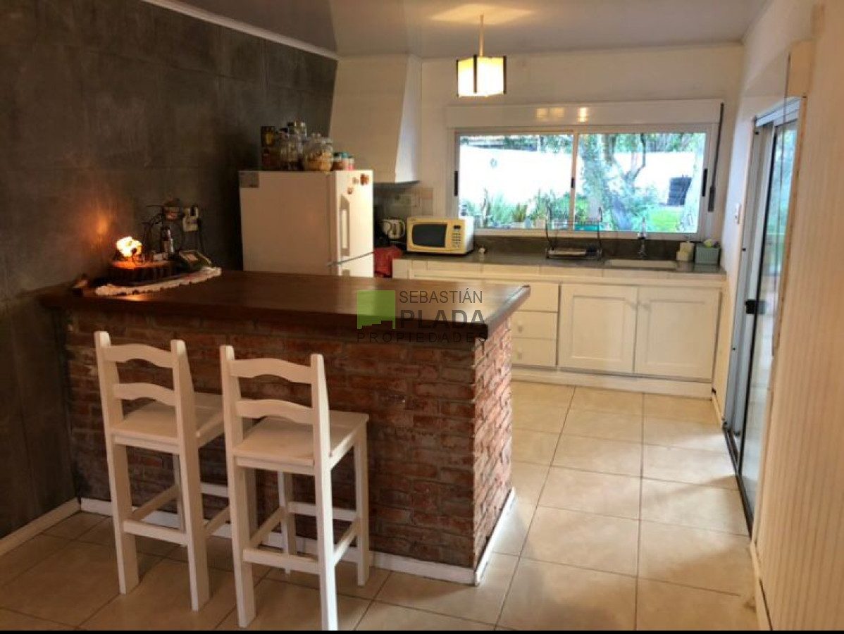 Casa ID.210 - Casa sobre avenida, 2 dormitorios, cochera tres vehículos, amplia, patio arbolado con depósito y parrillero