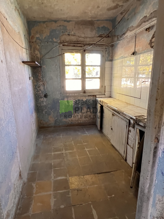 Casa ID.733 - Esquina a Reciclar en Venta en San Carlos