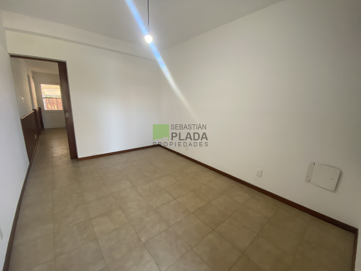 Casa ID.1001 - Casa de 1 Dormitorio con Patio y Entrada para Auto en Alquiler en San Carlos