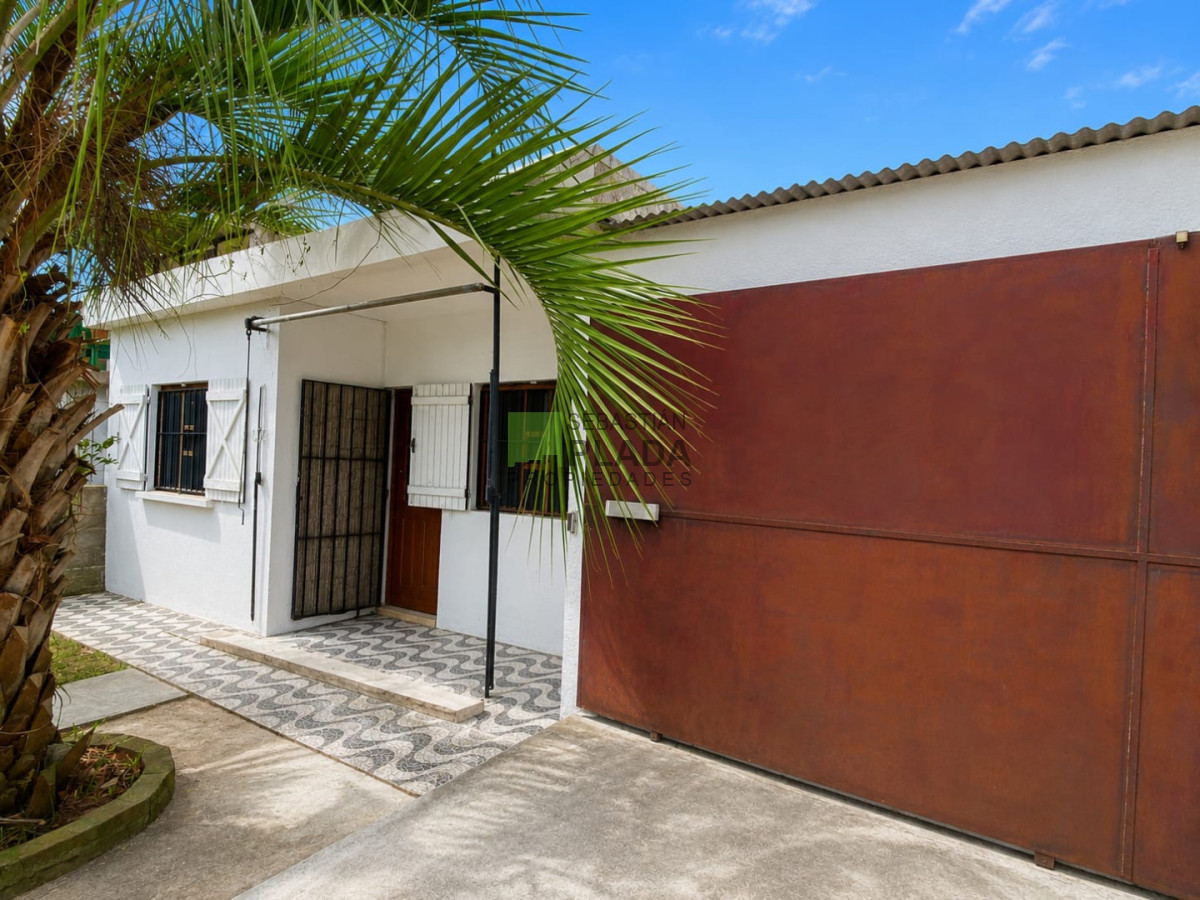 Casa ID.1067 - Casa de 2 dormitorios con Garage en Barrio Lavalleja en Alquiler