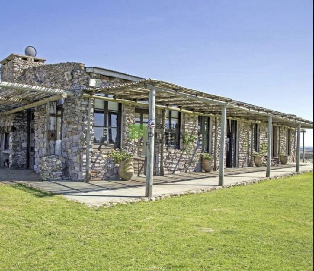 Casa ID.301 - Casa de Piedra, única en La Barra, sobre el Cerro Eguzquiza