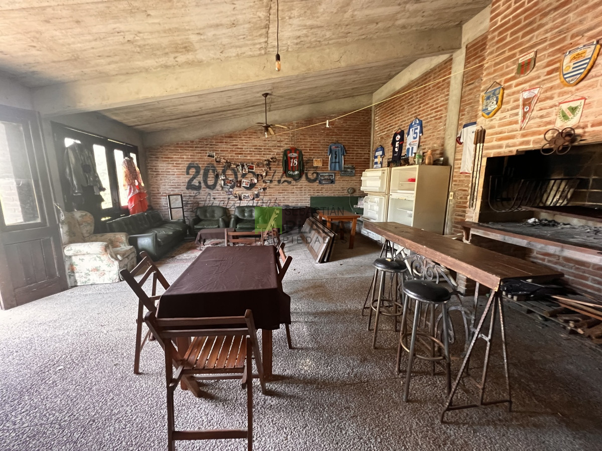 Casa ID.810 - En Venta, Muy buena casa 4 dormitorios y servicio.