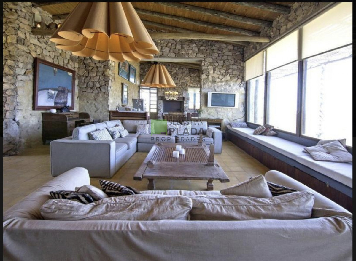 Casa ID.301 - Casa de Piedra, única en La Barra, sobre el Cerro Eguzquiza