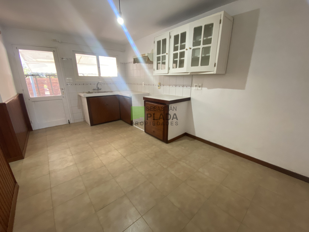 Casa ID.1001 - Casa de 1 Dormitorio con Patio y Entrada para Auto en Alquiler en San Carlos