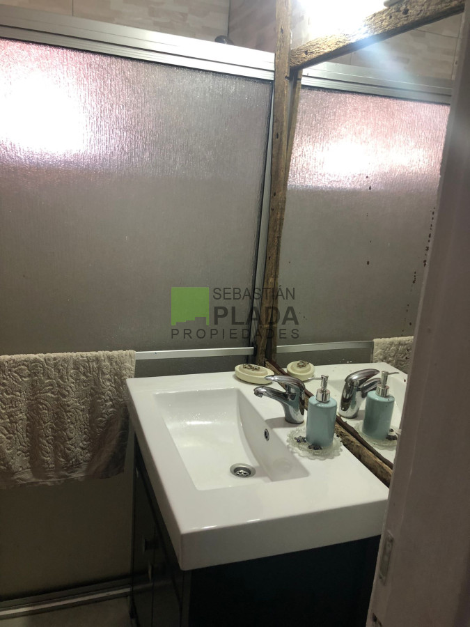 Casa ID.210 - Casa sobre avenida, 2 dormitorios, cochera tres vehículos, amplia, patio arbolado con depósito y parrillero