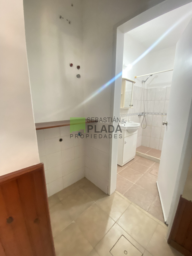 Casa ID.1001 - Casa de 1 Dormitorio con Patio y Entrada para Auto en Alquiler en San Carlos