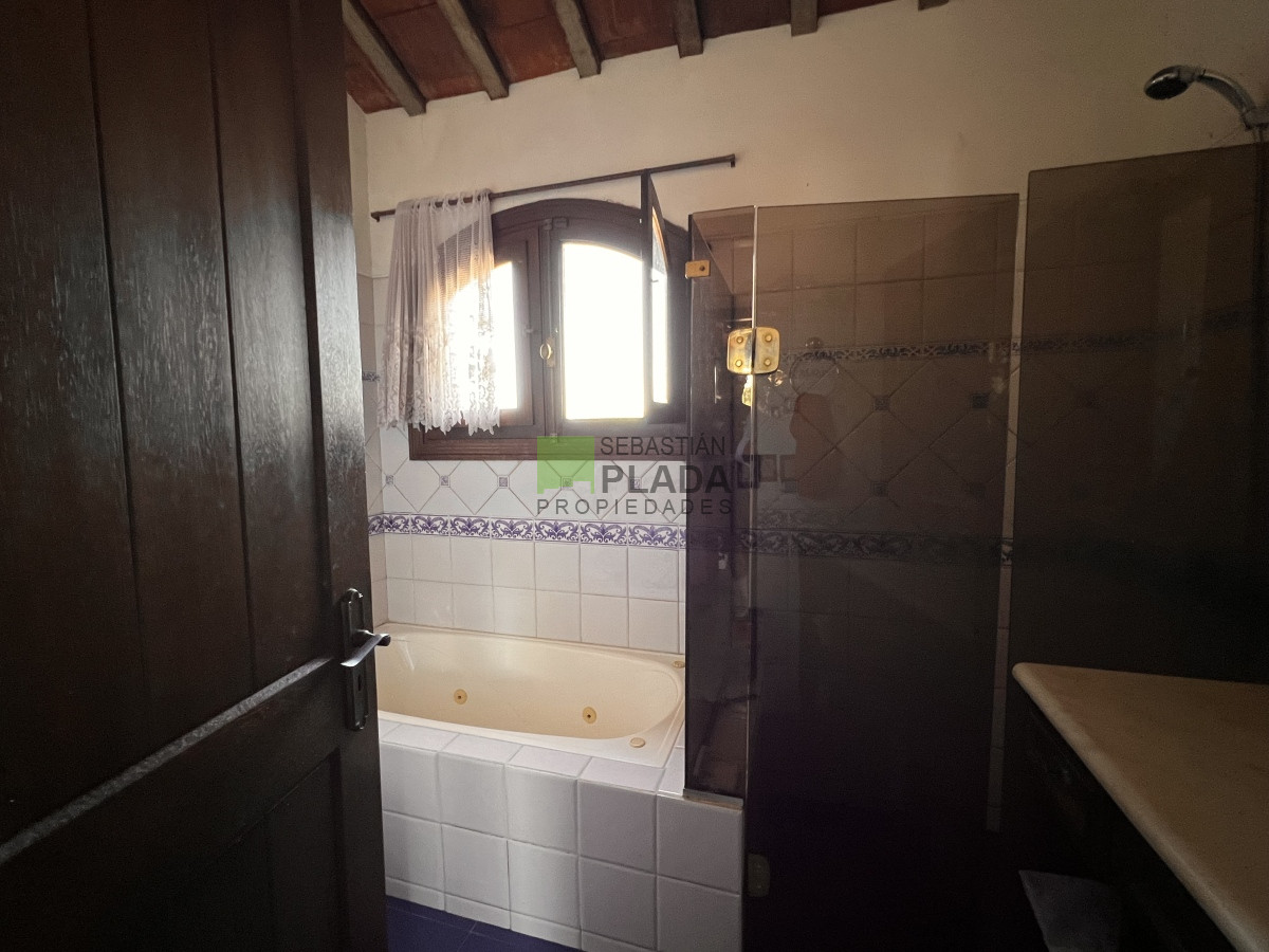 Casa ID.810 - En Venta, Muy buena casa 4 dormitorios y servicio.
