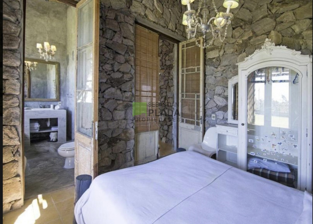 Casa ID.301 - Casa de Piedra, única en La Barra, sobre el Cerro Eguzquiza
