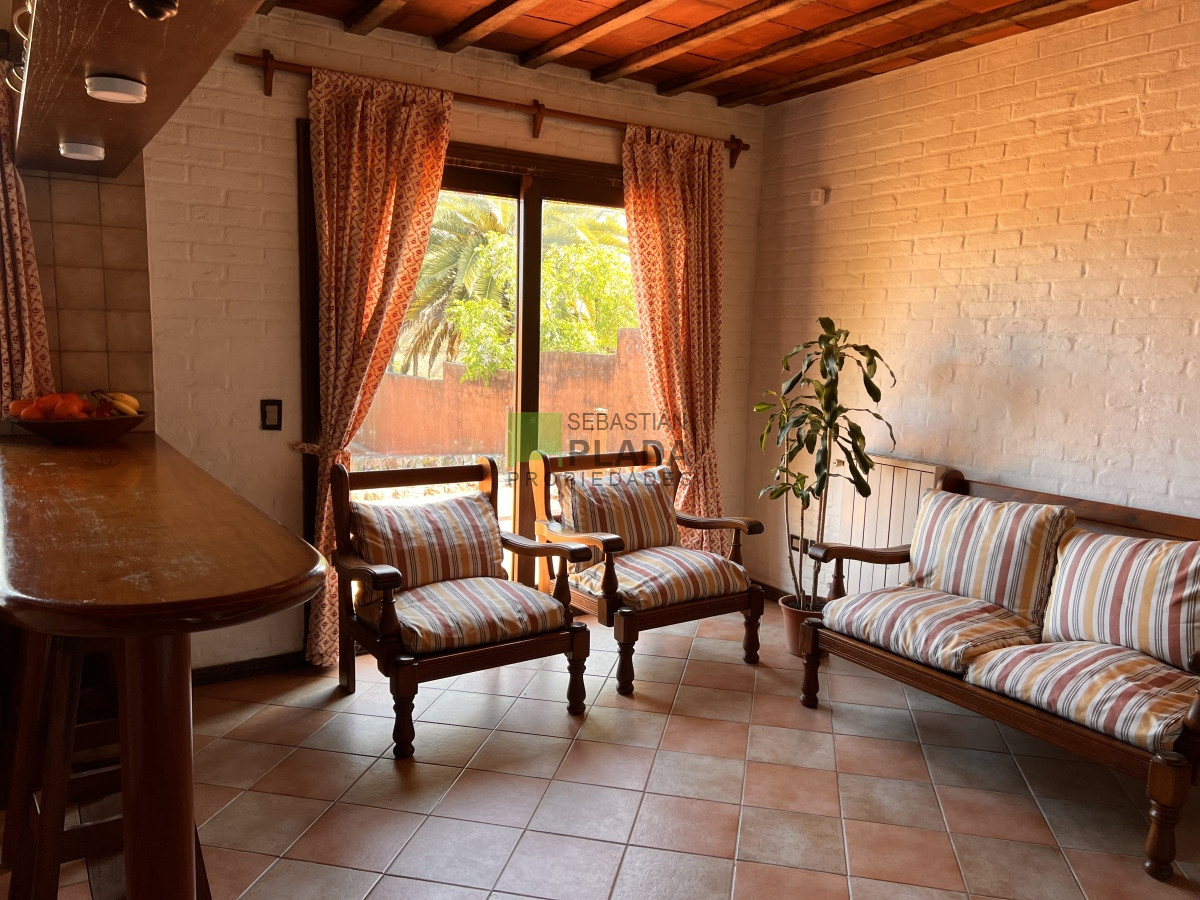 Casa ID.810 - En Venta, Muy buena casa 4 dormitorios y servicio.