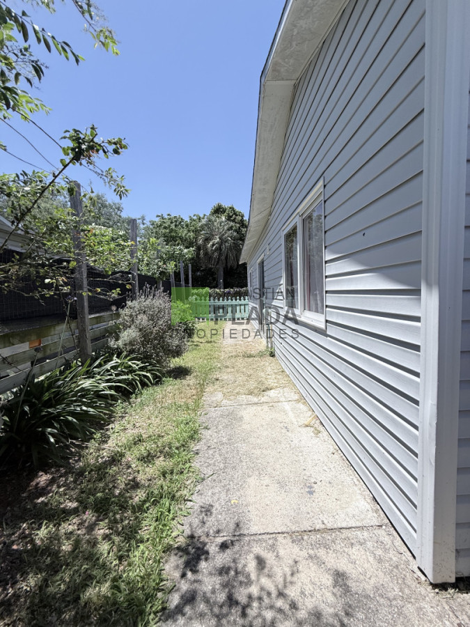 Casa ID.1042 - En alquiler 2 dormitorios, cochera