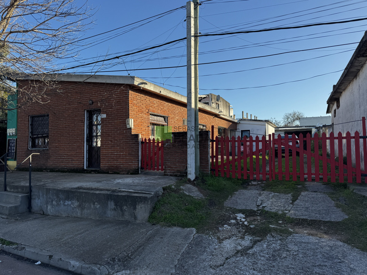 Casa ID.992 - Casa 2 dormitorios, frente a 2 calles.