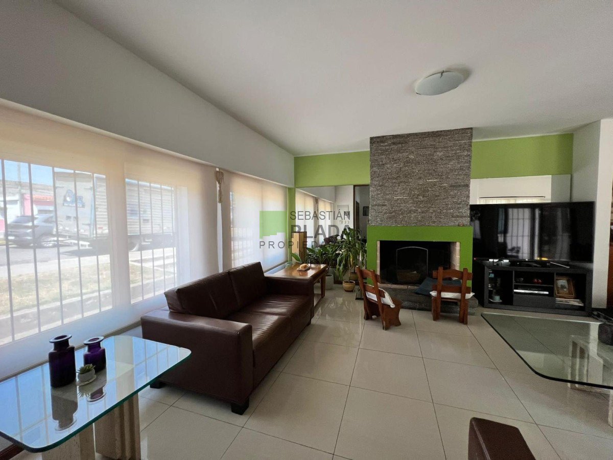 Casa ID.896 - Importante Casa de 4 Dormitorios en Venta en San Carlos