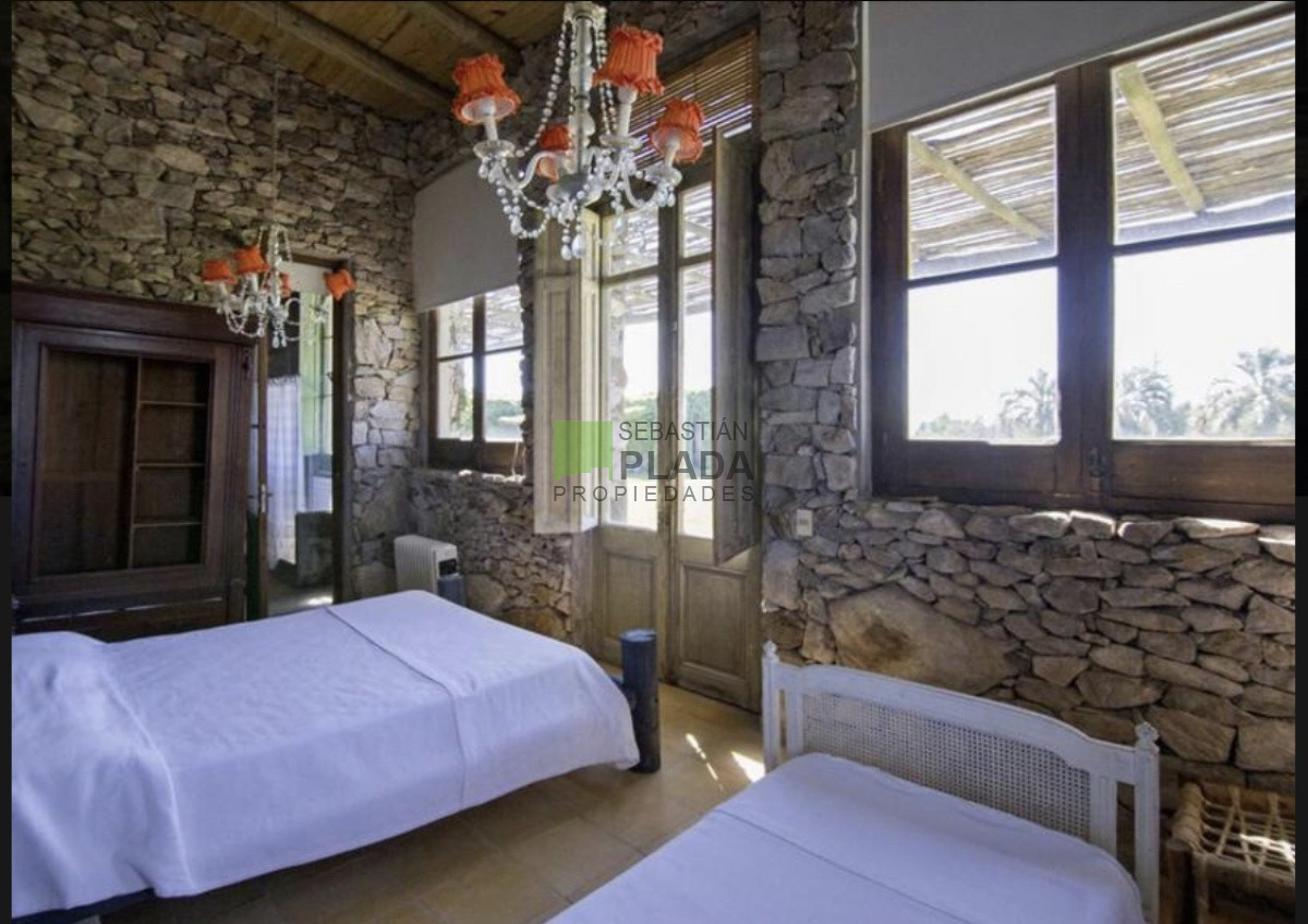 Casa ID.301 - Casa de Piedra, única en La Barra, sobre el Cerro Eguzquiza