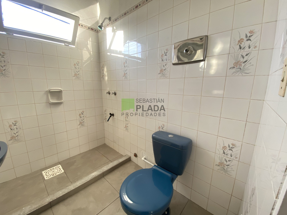 Casa ID.996 - Casa de 2 Dormitorios, Patio con entrada para Auto, en Alquiler en San Carlos