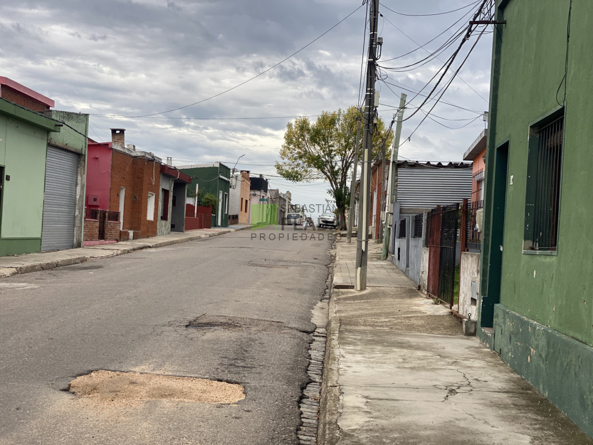 Casa ID.930 - Casa Céntrica 2 Dormitorios y Garaje en Venta en San Carlos