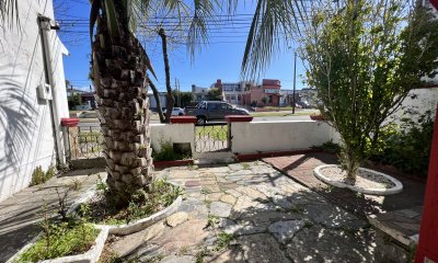 Casa, buen punto comercial sobre avenida
