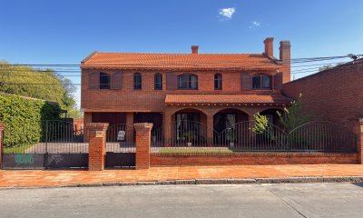 En Venta, Muy buena casa 4 dormitorios y servicio.
