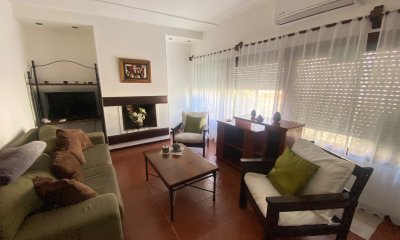 En Venta Casa 3 Dormitorios, Centro de San Carlos.
