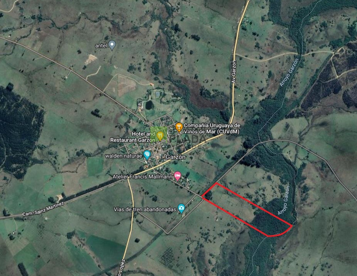 Campo Ref.749 - Campo en el exclusivo Garzón, en el Pueblo, esquina con la Estación de Trenes