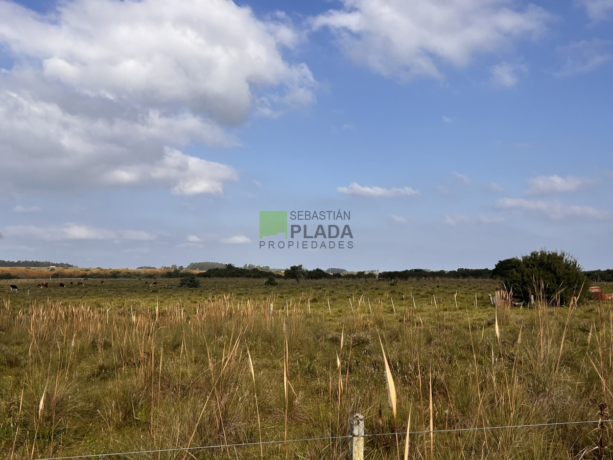 Campo Ref.749 - Campo en el exclusivo Garzón, en el Pueblo, esquina con la Estación de Trenes