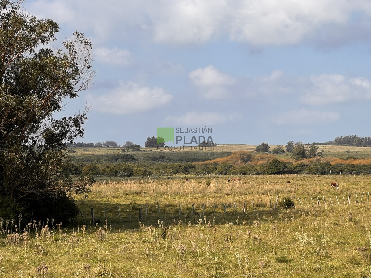 Campo Ref.749 - Campo en el exclusivo Garzón, en el Pueblo, esquina con la Estación de Trenes