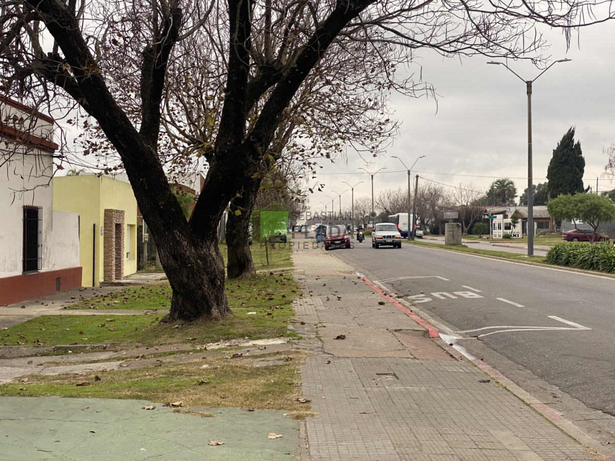 Local Comercial ID.416 - Local con Galpón en Alquiler en San Carlos