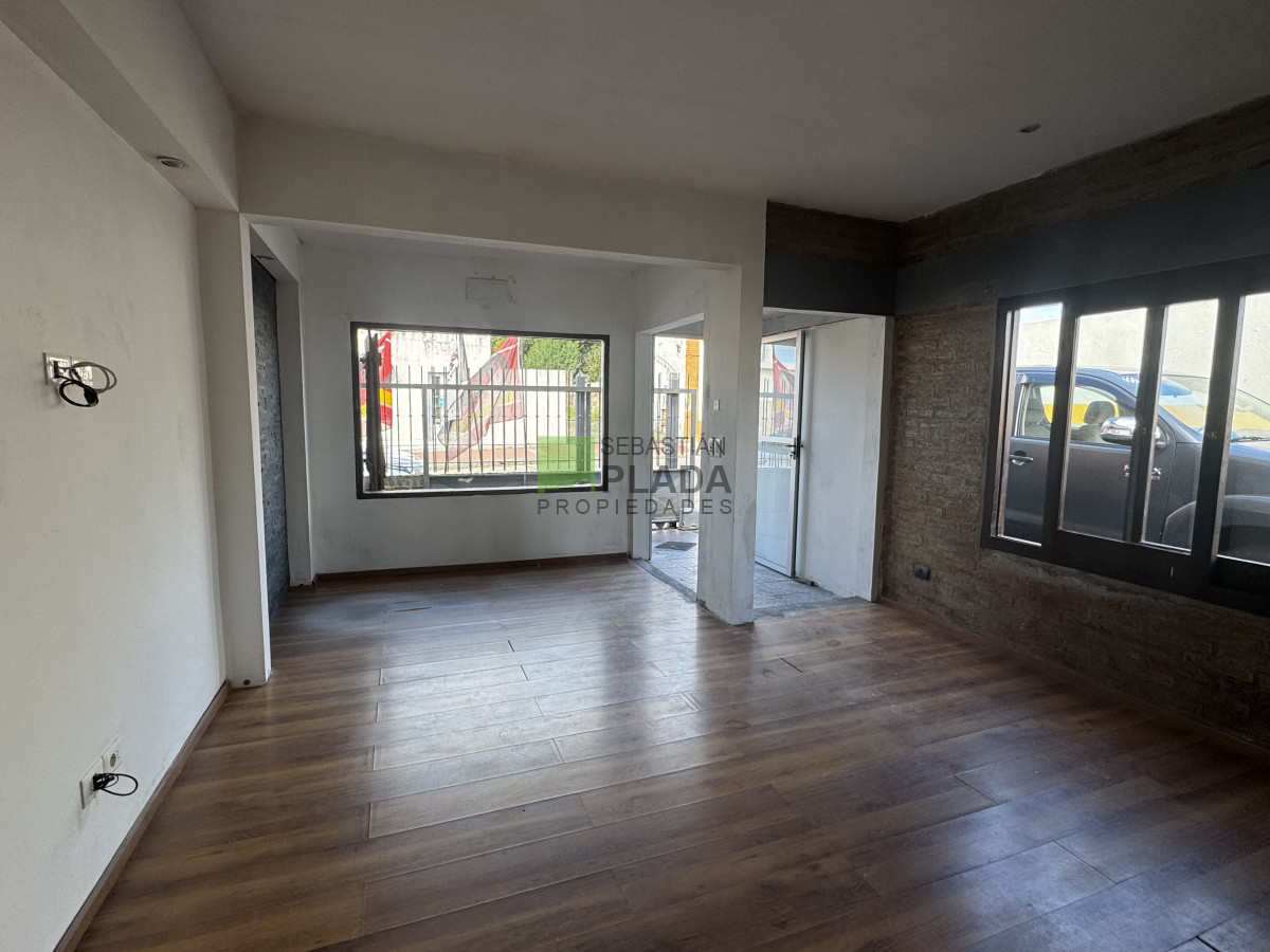 Local Comercial ID.975 - Local Centrico sobre 25 de Agosto