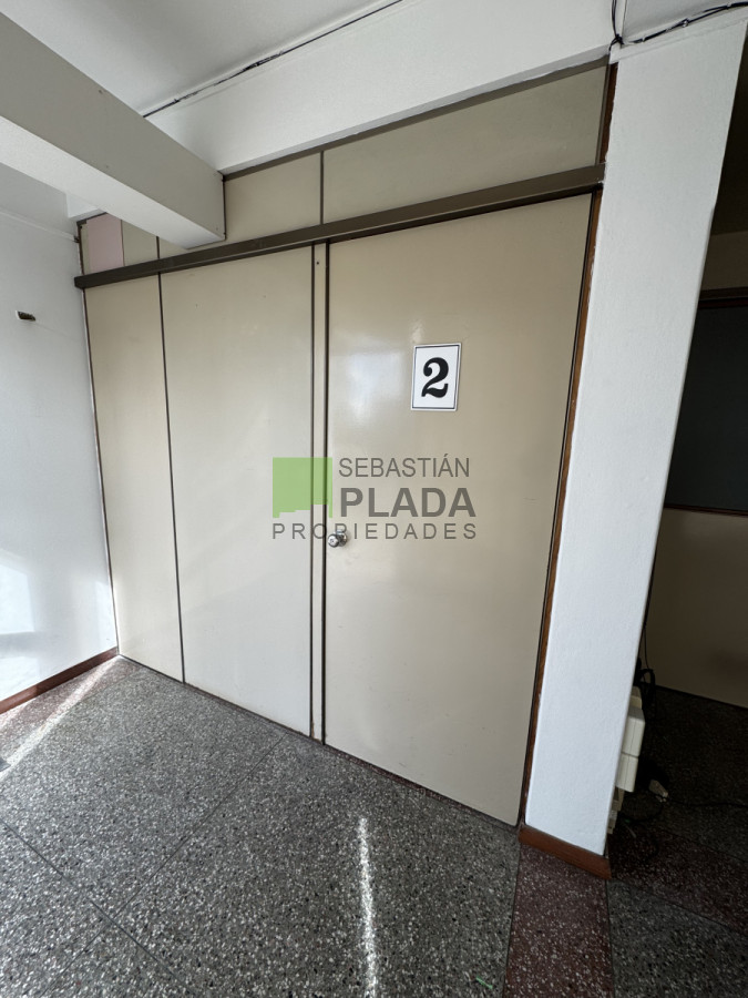 Local Comercial ID.957 - Buen Local sobre avenida Alvariza ideal Estudio.