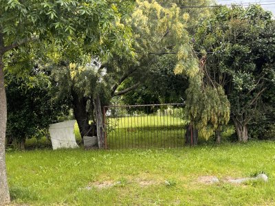 terreno alto de 1050 m2  en lindo barrio de la ciudad.- - pld438t