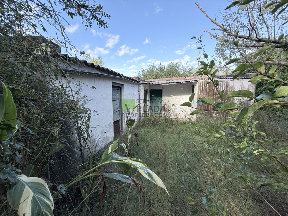 Terreno ID.1079 - Amplio Lote en El Edén con construcciones, frente a dos calles, pegado a la Capilla.