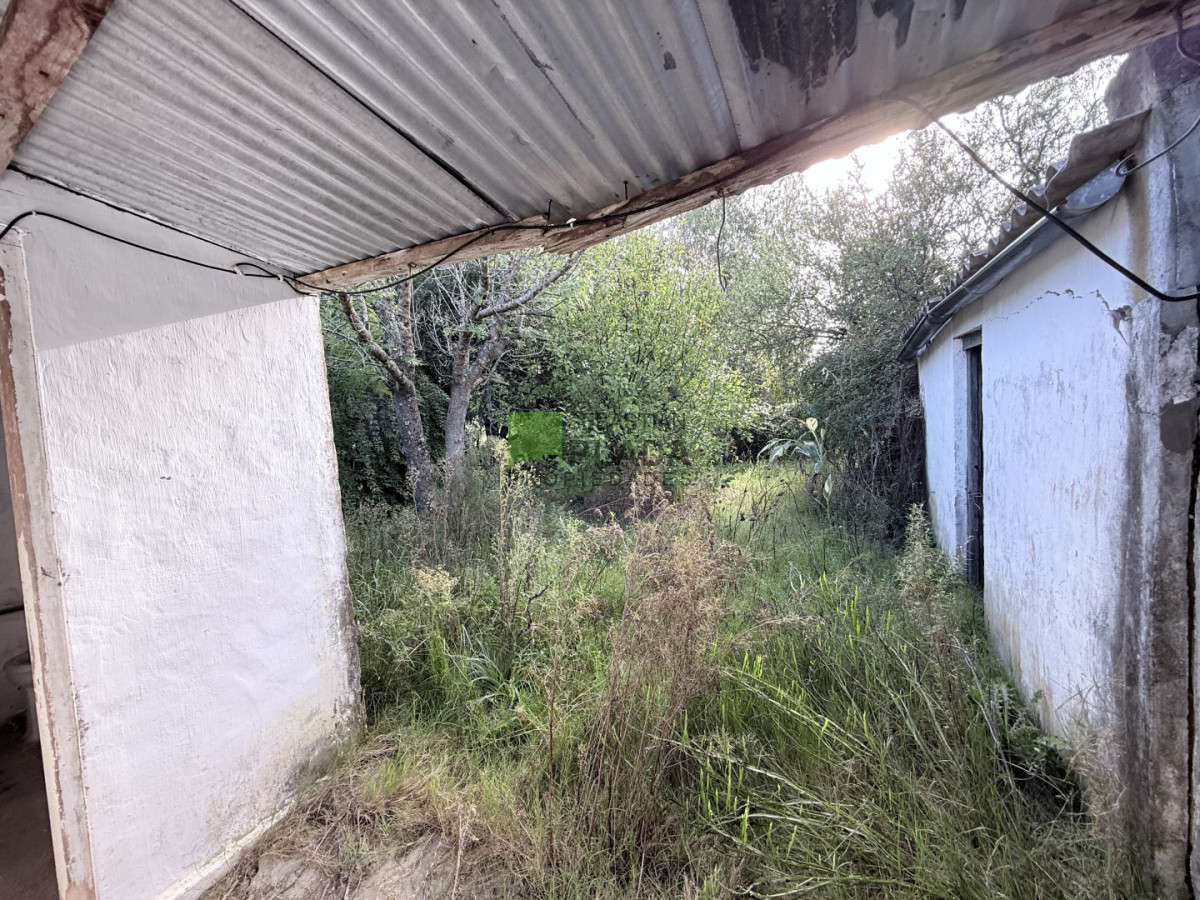 Terreno ID.1079 - Amplio Lote en El Edén con construcciones, frente a dos calles, pegado a la Capilla.