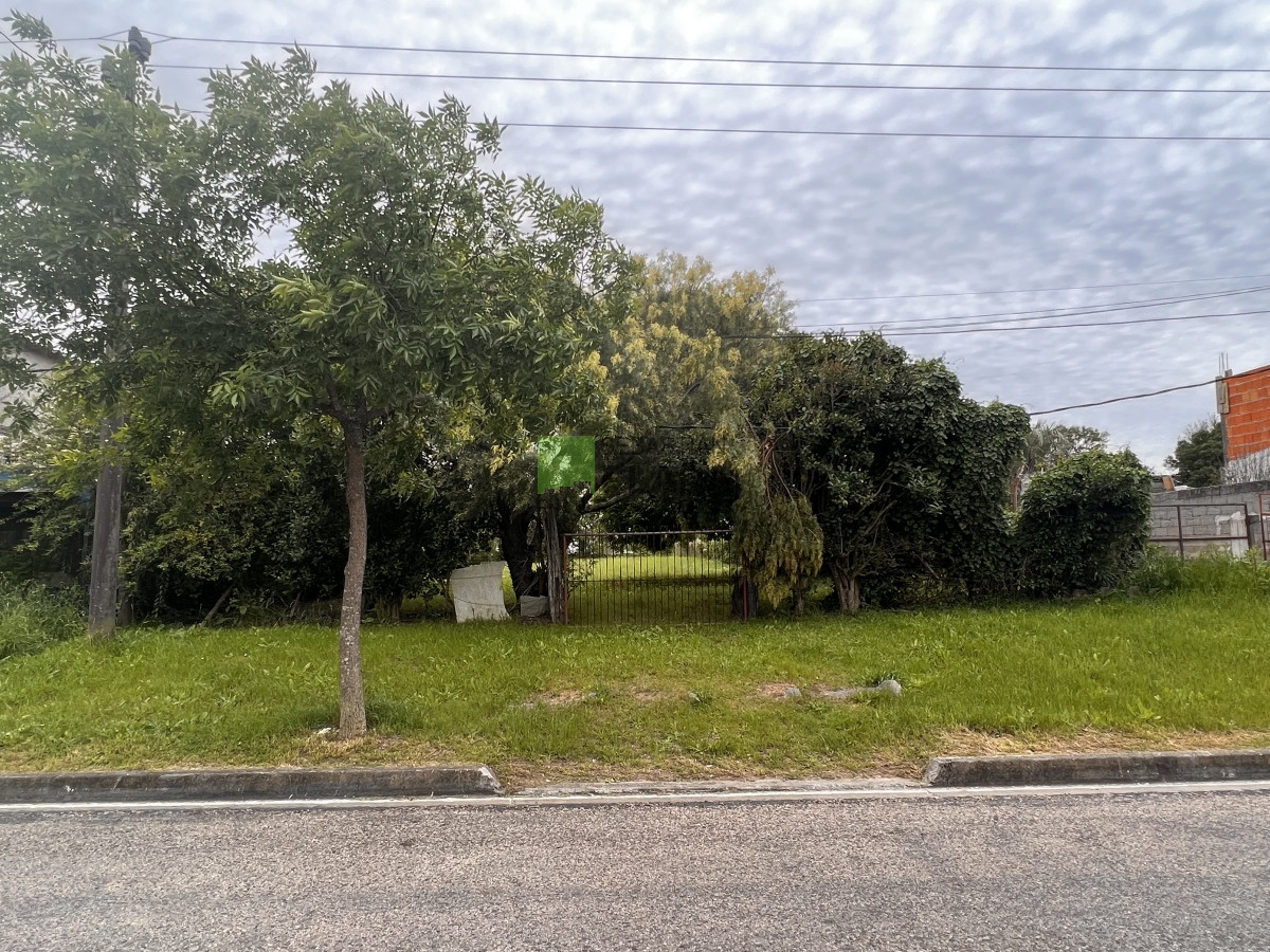 Terreno ID.438 - Terreno alto de 1050 M2  en lindo barrio de la ciudad.-