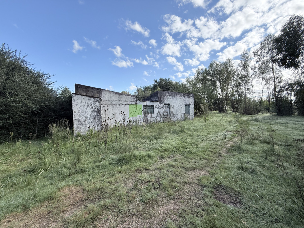 Terreno ID.1079 - Amplio Lote en El Edén con construcciones, frente a dos calles, pegado a la Capilla.
