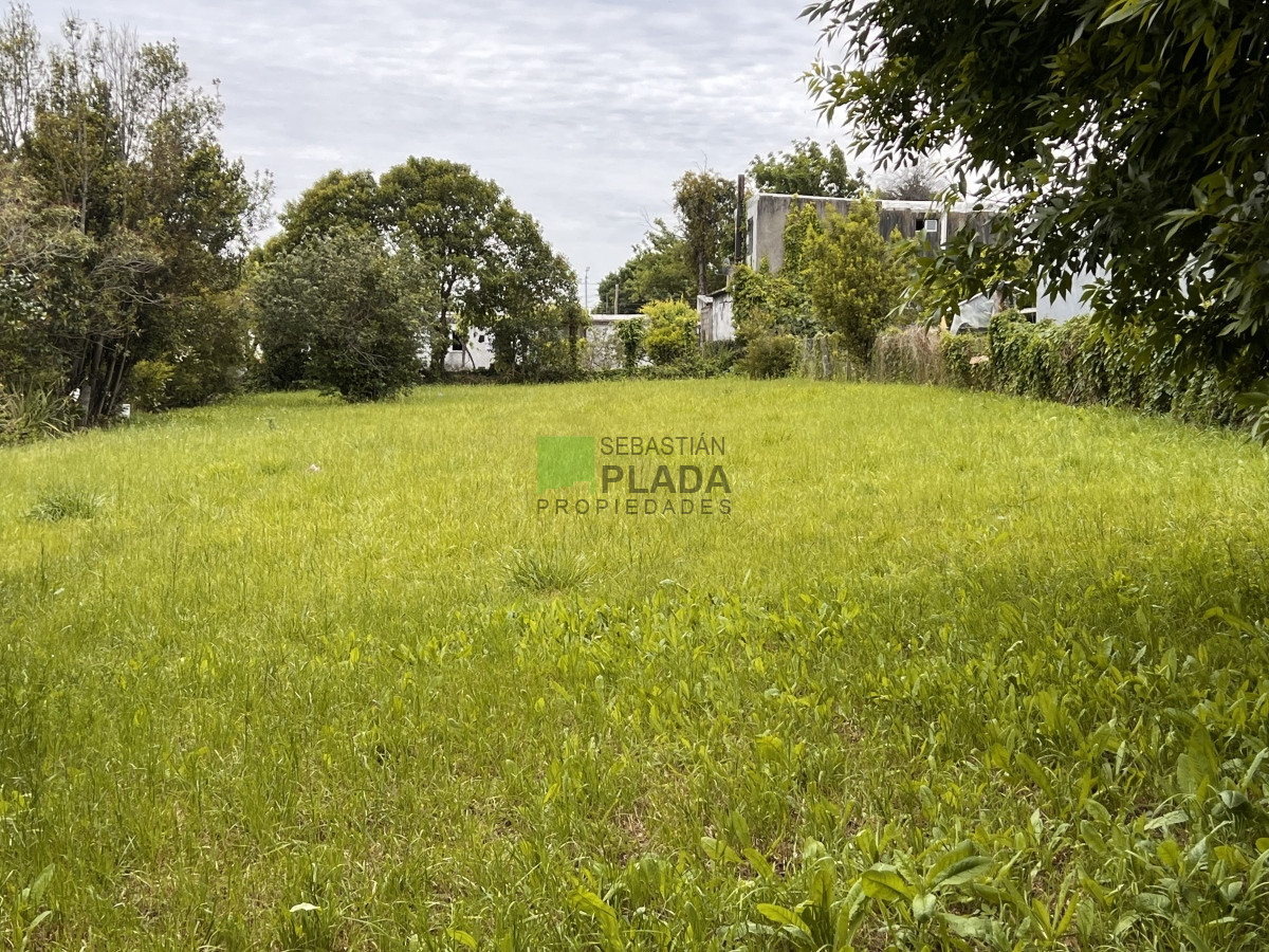 Terreno ID.438 - Terreno alto de 1050 M2  en lindo barrio de la ciudad.-