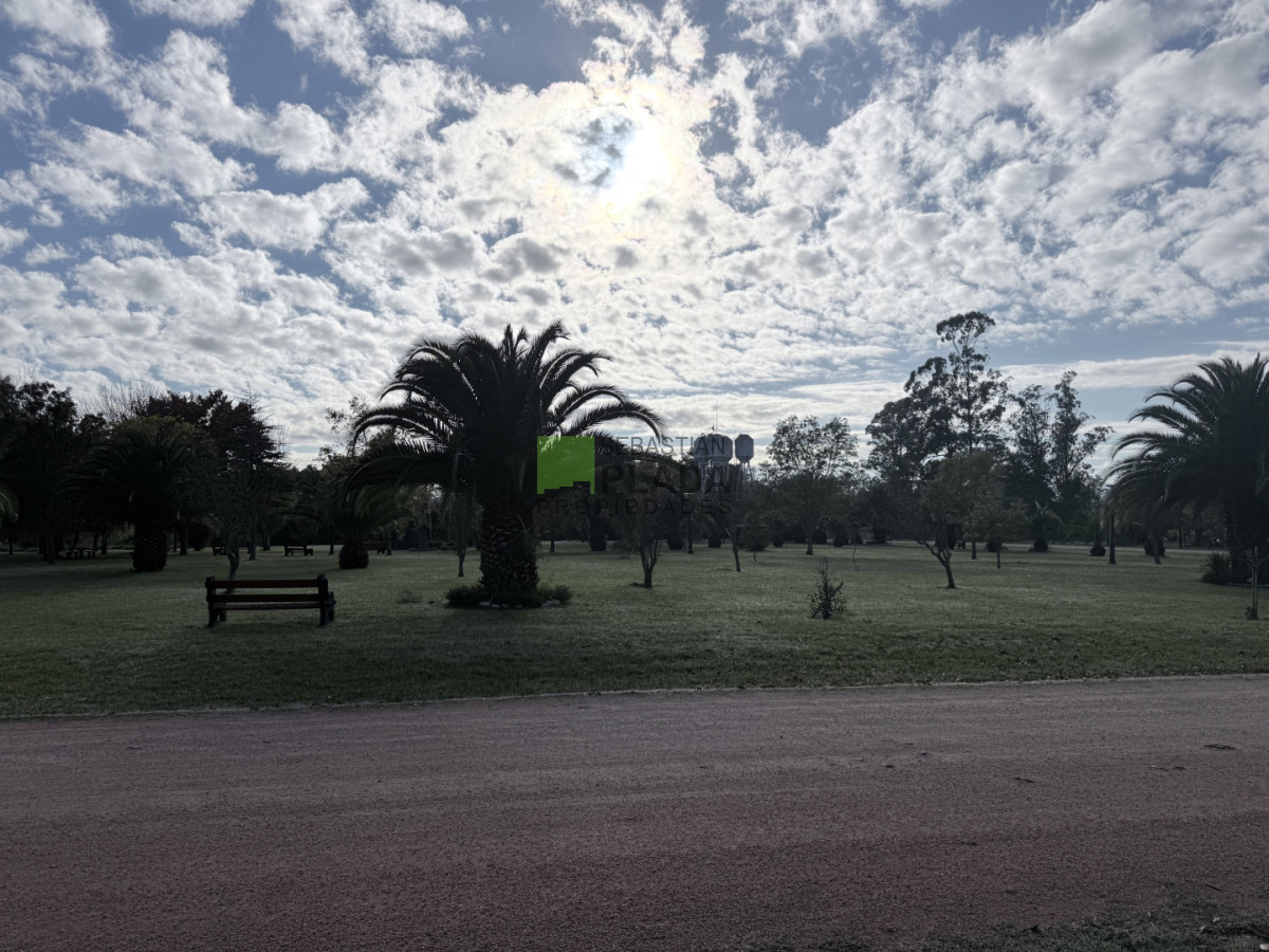 Terreno ID.1079 - Amplio Lote en El Edén con construcciones, frente a dos calles, pegado a la Capilla.
