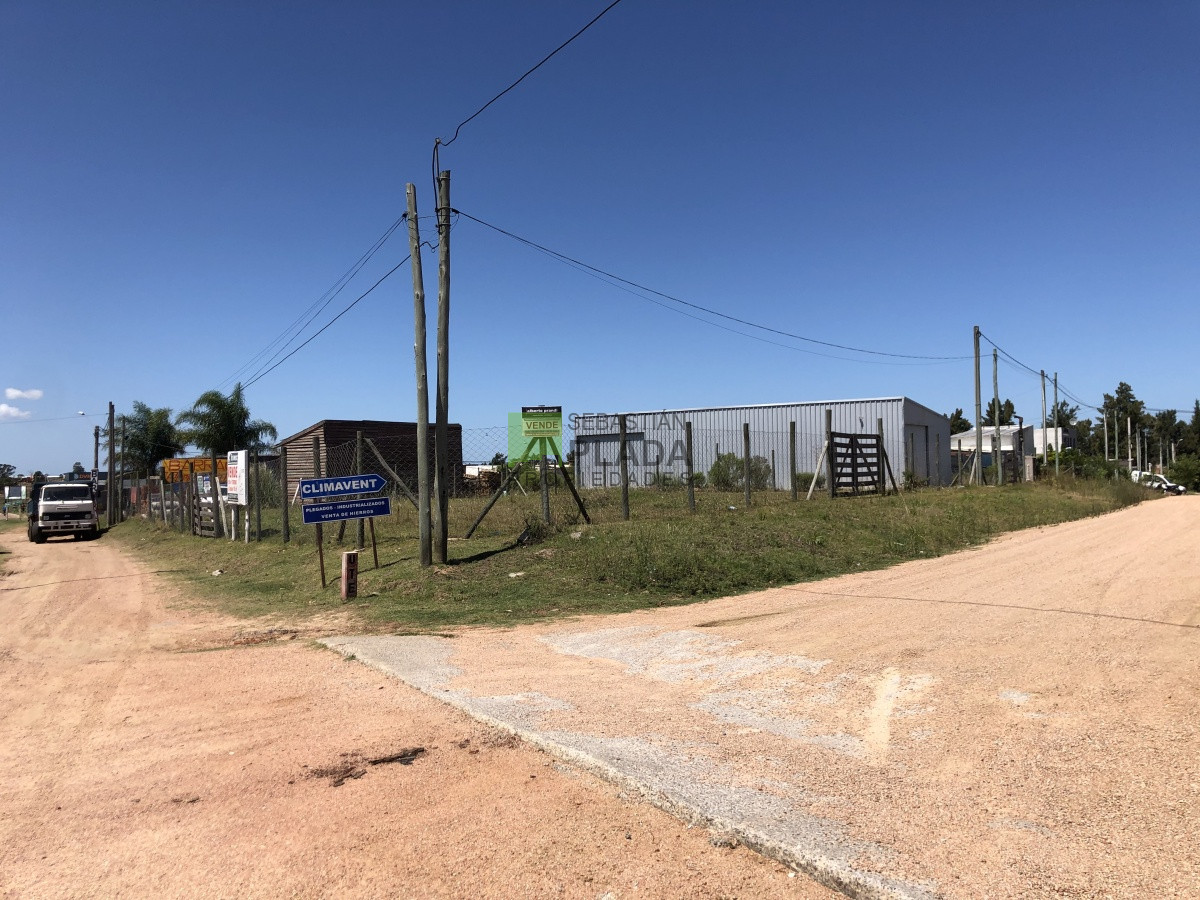 Terreno ID.203 - Buen Lote de 900 metros en 3 padrones con galpón sobre Perimetral